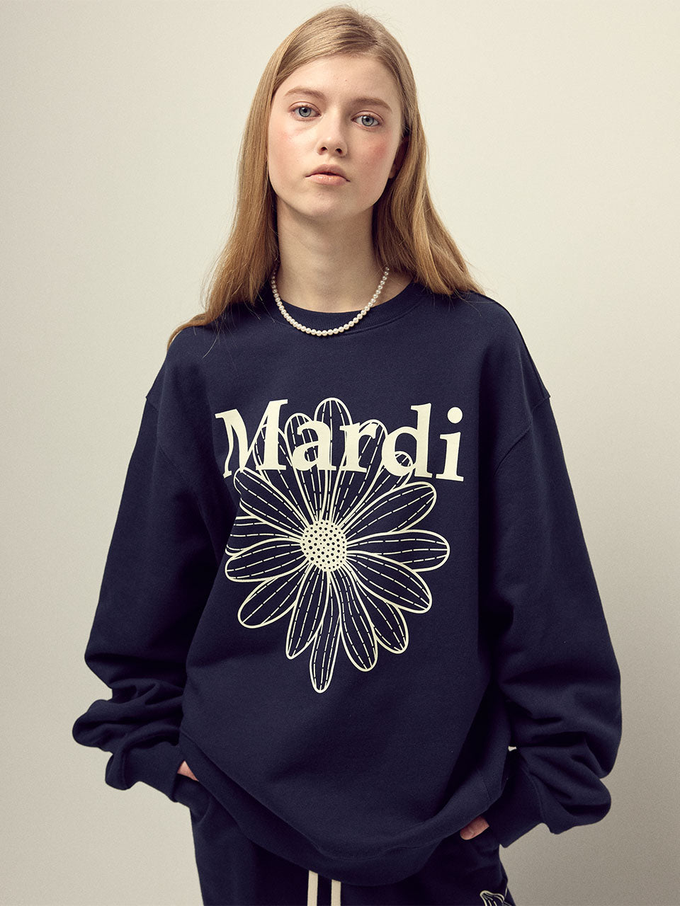 MARDI OVERSIZED SWEATSHIRT FLOWERMARDI_NAVY IVORY – SeoulSeoul
