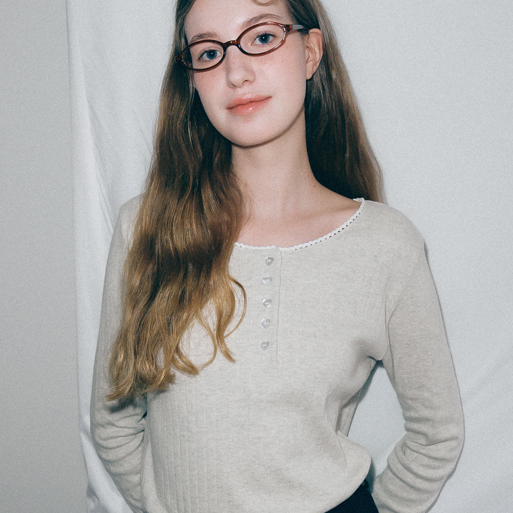 RONRON EYELET HEART BUTTON HENRYNECK LONG SLEEVE OATMEAL