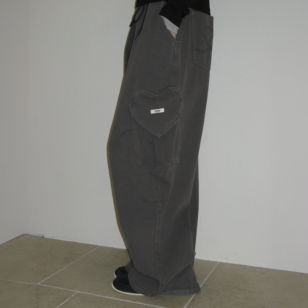デニム・ジーパン RONRON HEART POCKET CARGO DENIM PANTS CHARCOAL RONRON HEART POCKET CARGO DENIM PANTS CHARCOAL – SeoulSeoul