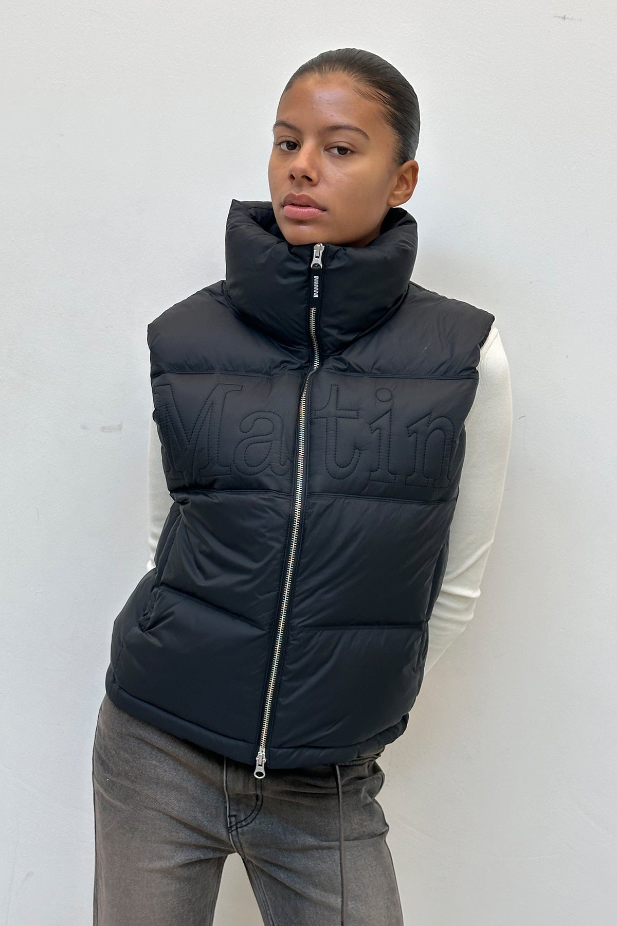 ★MATIN KIM ★BIG LOGO POINT DOWN VEST FOR WOMEN BIG LOGO POINT DOWN VEST FOR WOMEN IN SILVER – Matin Kim