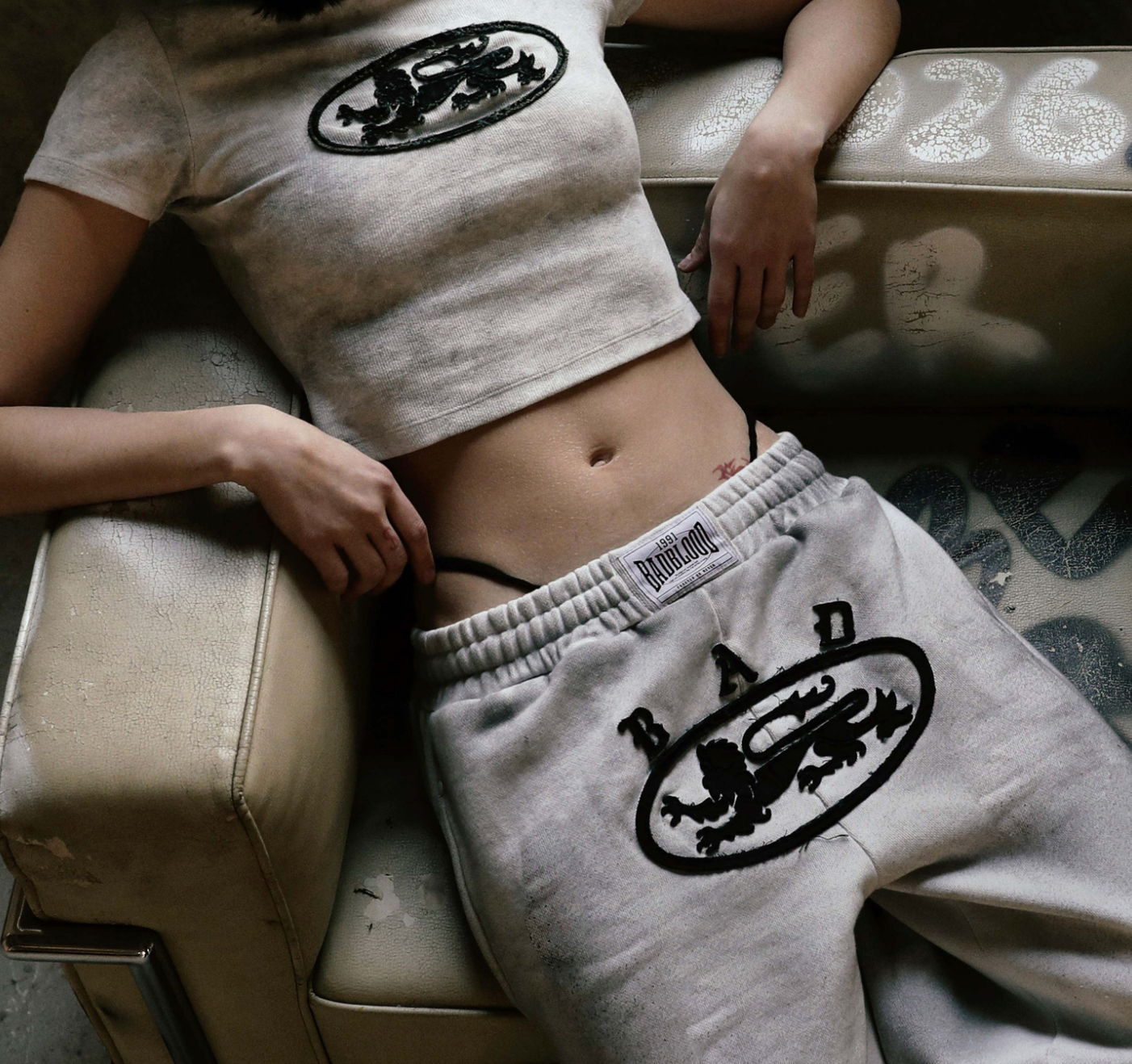 パンツ BADBLOOD Lion Patch 2 Way Curved Jogger BAD BLOOD Lion Patch 2-Way Curved Jogger - Washed White – SeoulSeoul