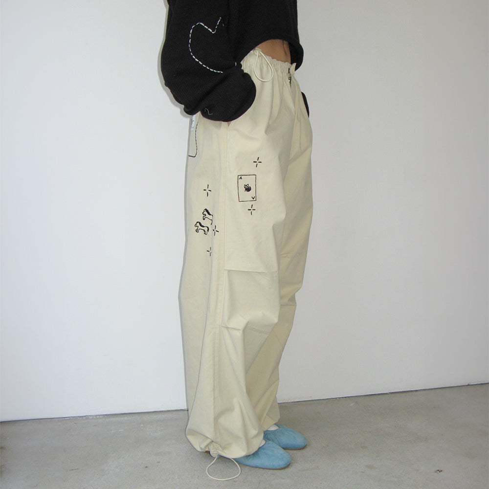 ★Kep1er着用★RONRON DRAWING STITCH PARACHUTE PANTS RONRON DRAWING STITCH PARACHUTE PANTS BEIGE – SeoulSeoul