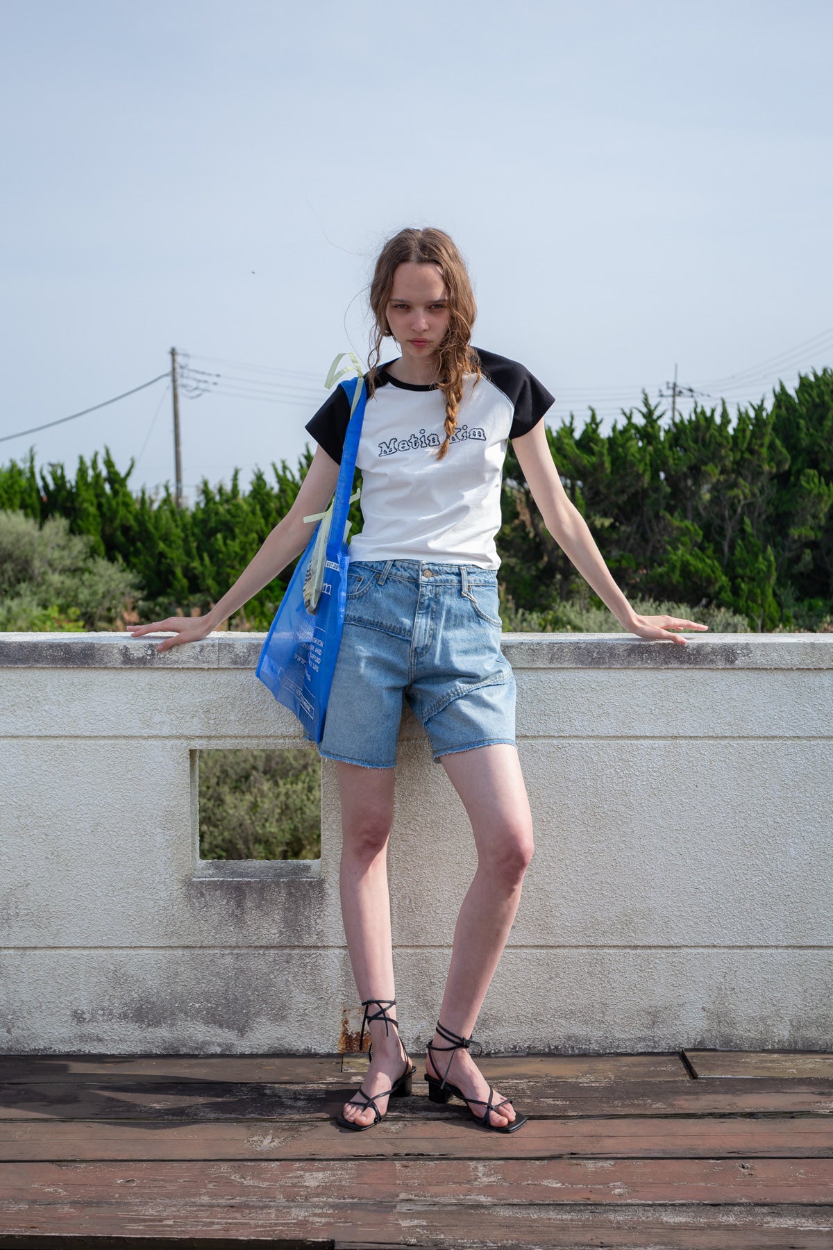 ショートパンツ [MATINKIM]cut line point denim shorts in blue MATIN KIM CUT LINE POINT DENIM SHORTS IN BLUE – SeoulSeoul