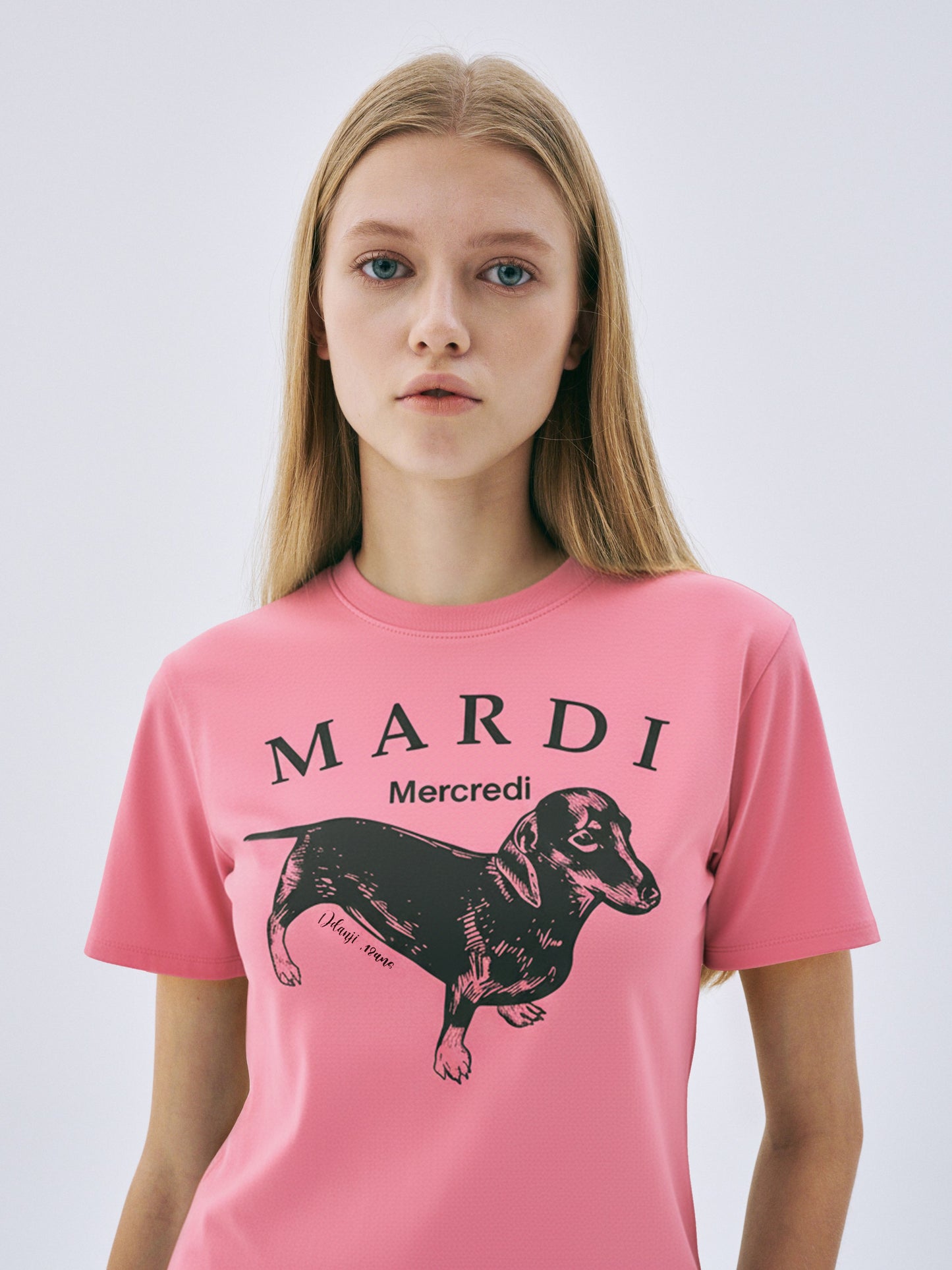 Person wearing a pink t-shirt with a black dog graphic and 'Mardi' text on a white background