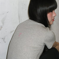RONRON BACK RIBBON HEART SLIM CROP T SHIRTS GREY