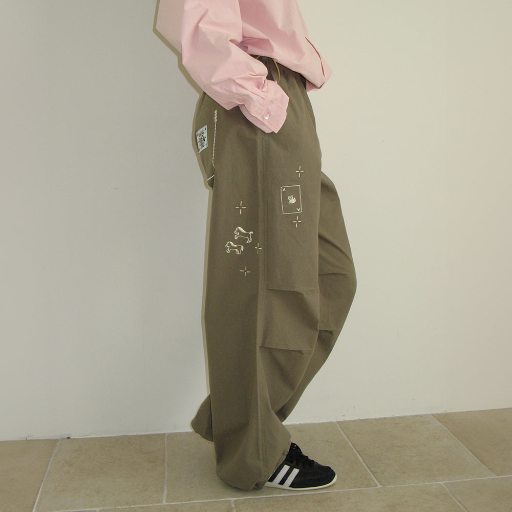 ★Kep1er着用★RONRON DRAWING STITCH PARACHUTE PANTS RONRON DRAWING STITCH PARACHUTE PANTS BEIGE – SeoulSeoul