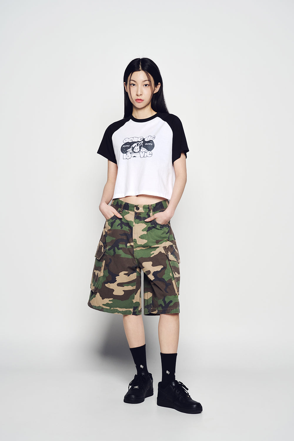 acmé de la vie ADLV WOMAN SPACE RABBIT RAGLAN CROP SHORT