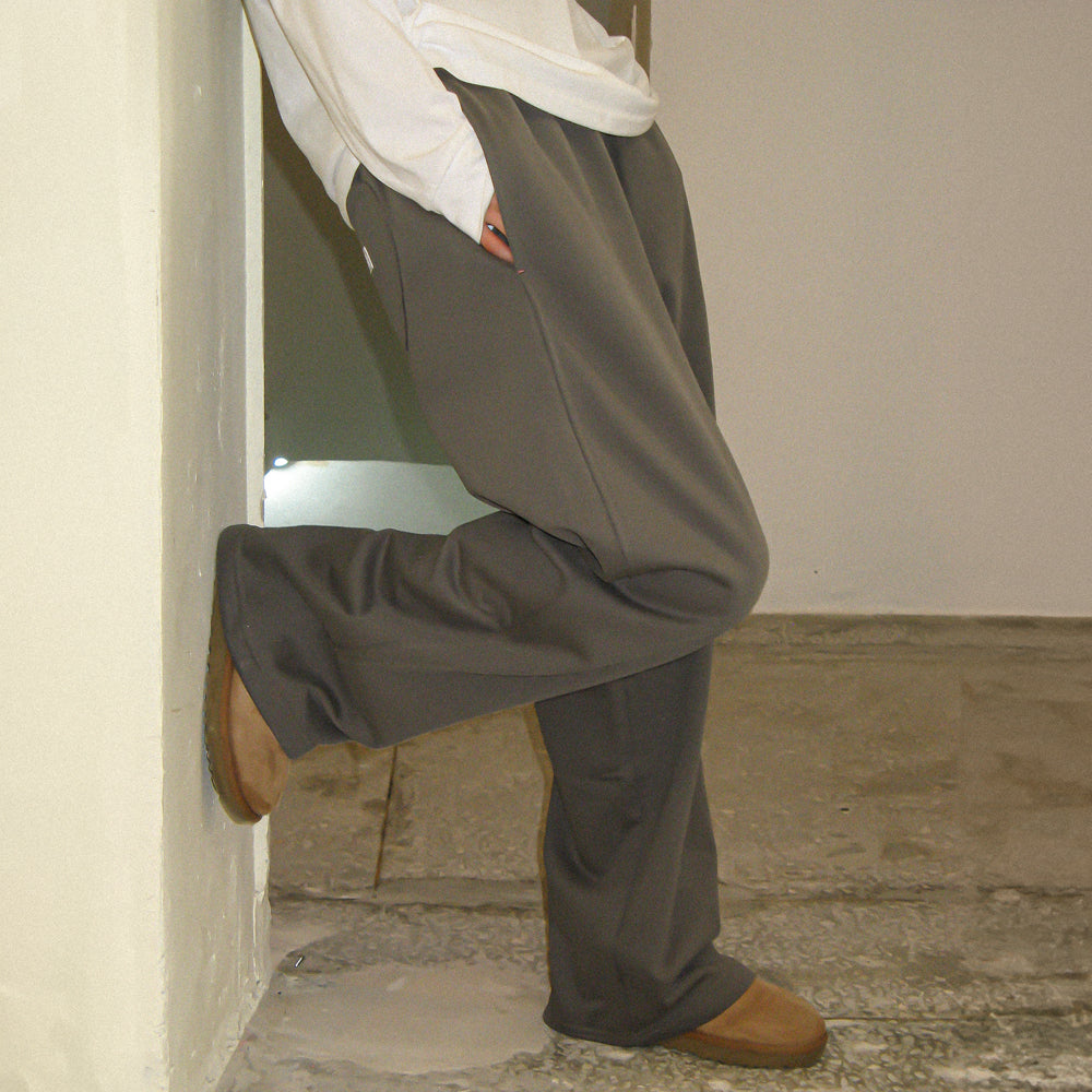 【RONRON】24fw BACK HEART STITCH POCKET SWEAT JOGGER PANTS RONRON BACK HEART STITCH POCKET SWEAT JOGGER PANTS CHARCOAL